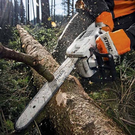 Jardineria Casanova Vinaros hombre con motosierra cortando árbol
